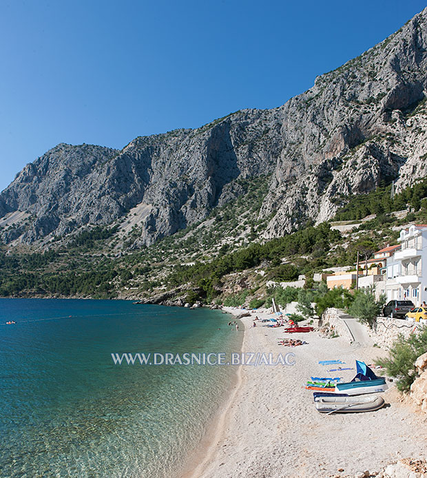 Drašnice beach and Biokovo overlooking the sea