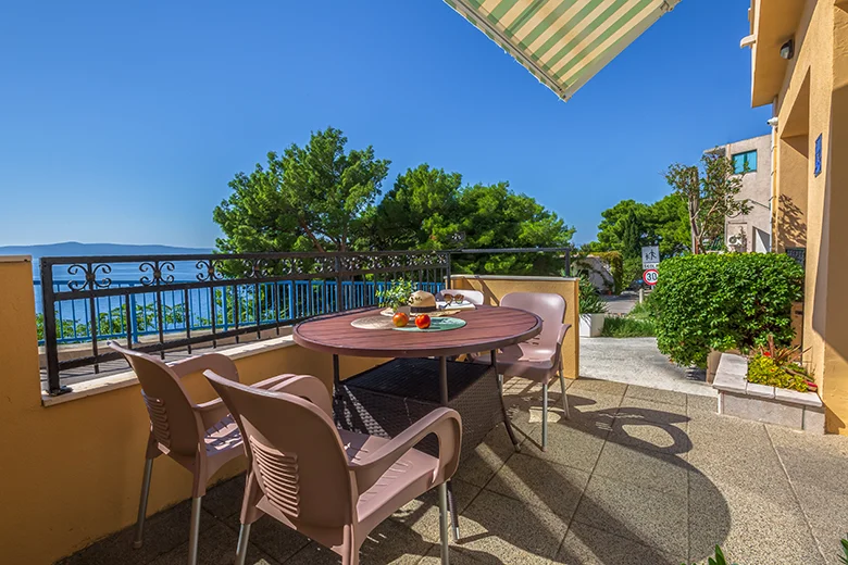 terrace with sea view - apartments Gudelj, Drašnice