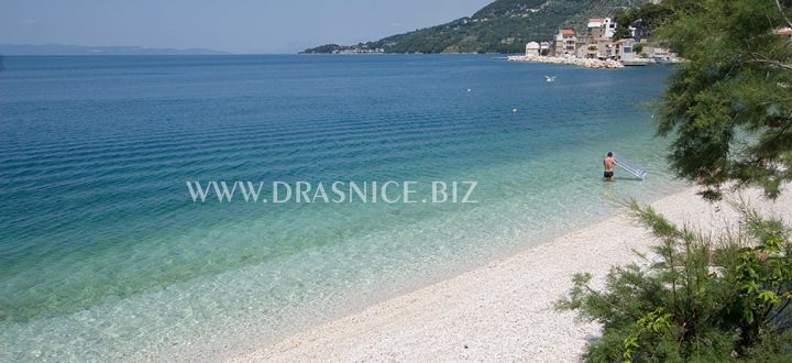 Clear sea and natural beaches all along the Drasnice (Drašnice)