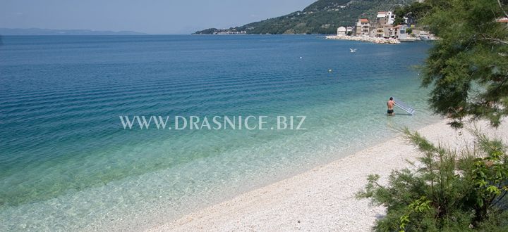 Clear sea and natural beaches all along the Drasnice (Dranice)