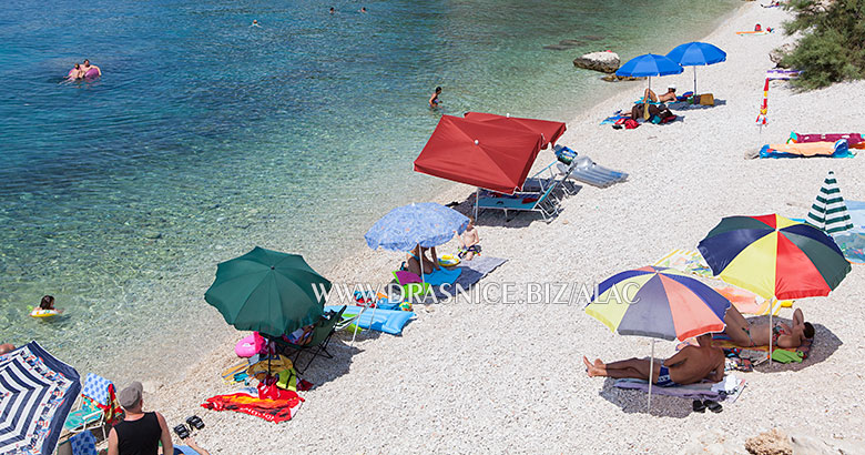 Drašnice - a lot of space on pebble beaches