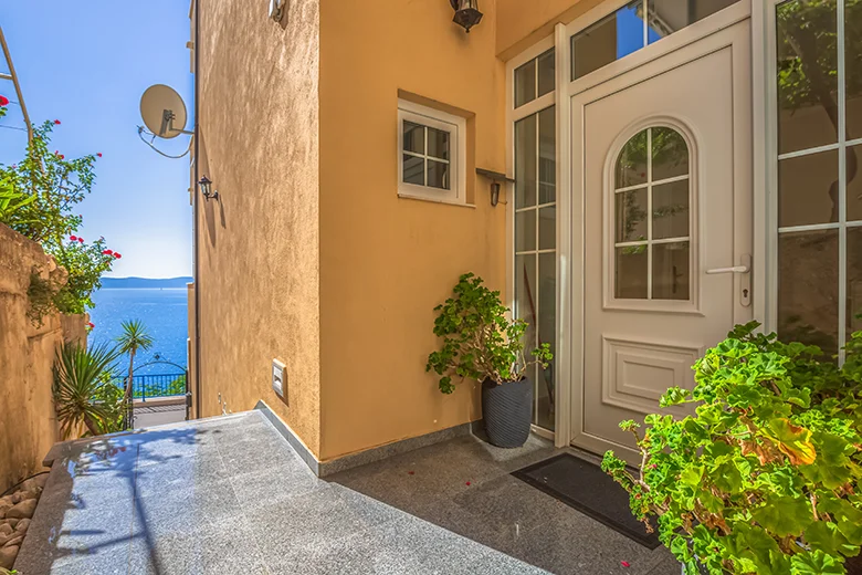 entrance to the house - apartments Gudelj, Drašnice