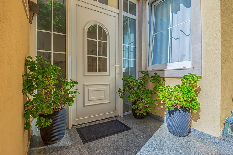 entrance to the house - apartments Gudelj, Drašnice