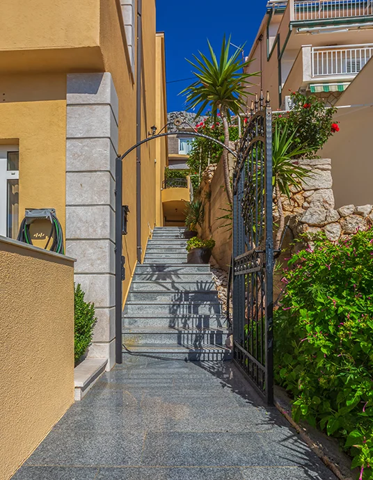 entrance to the house - apartments Gudelj, Drašnice